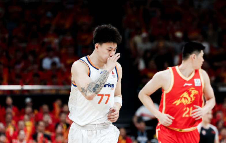 布伦森独扛45分！尼克斯时隔53年再捧NBA总冠军奖杯