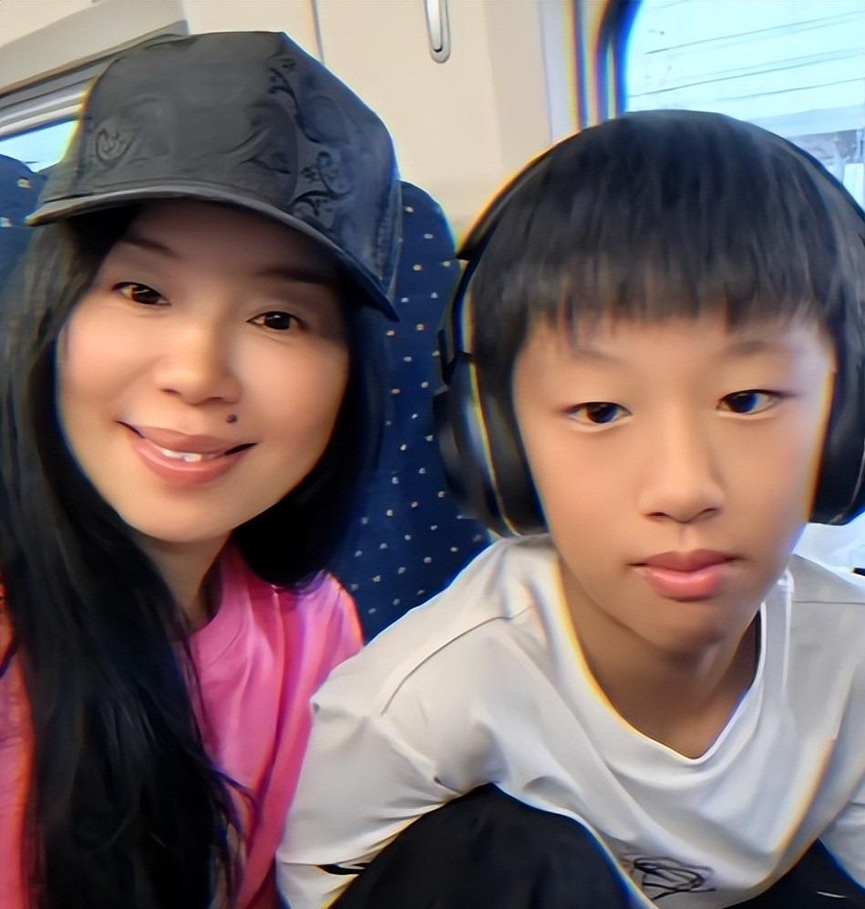 尤文23岁前锋滑倒3次被换下！当众向教练发火 怒砸座椅后直接离场